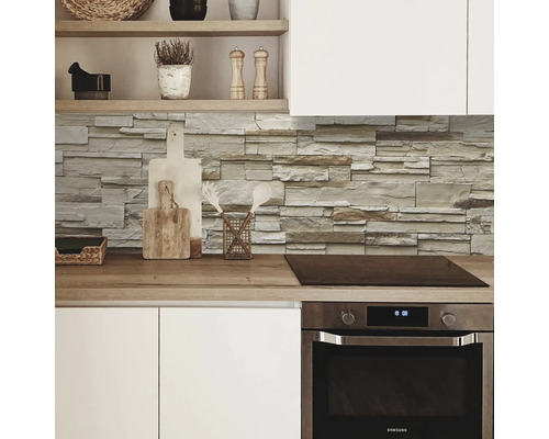 Kuchyňská scéna s kamennými stěnovými panely, pracovní deskou a kuchyňským náčiním