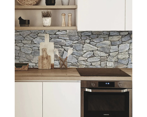 Kuchyňská zástěna se vzorem kamene ve světlé kuchyni