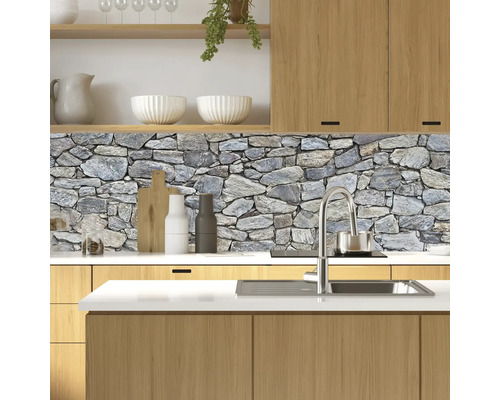 Kuchyňská zástěna s motivem kamenné zdi ve světlé kuchyni s dřevěnými prvky