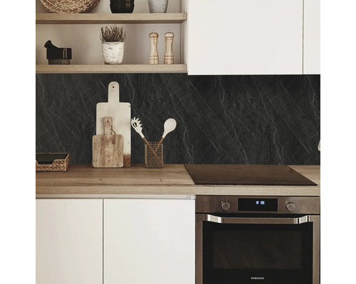 Moderní kuchyně s pracovní deskou, kuchyňská zástěna se vzhledem kamene a kuchyňské náčiní