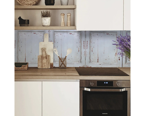 Kuchyňská scéna s pracovní deskou, umyvadlem a zástěnou v provedení vintage