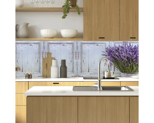 Kuchyňská scéna s nástěnnými panely ve stylu opotřebovaného vzhledu, kuchyňským náčiním a levandulí