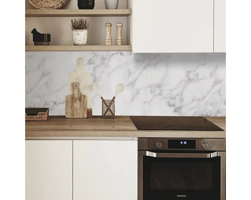 Kuchyňská scéna s mramorovým stěnovým panelem, pracovní deskou a kuchyňským náčiním