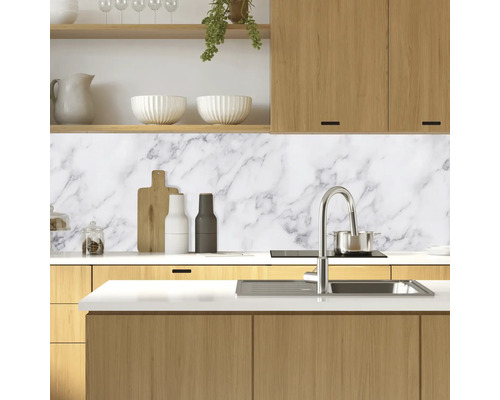 Světlá kuchyně s mramorovým vzhledem, dřevěnými prvky a detaily z nerezové oceli