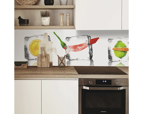 Kuchyňská zástěna s motivem kostek ledu a ovoce v moderní kuchyni.