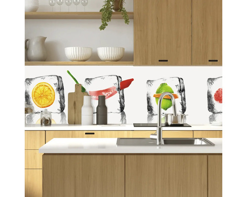Kuchyňská scéna s ochranou proti stříkající vodě s motivem ovocných kostek ledu za dřezem