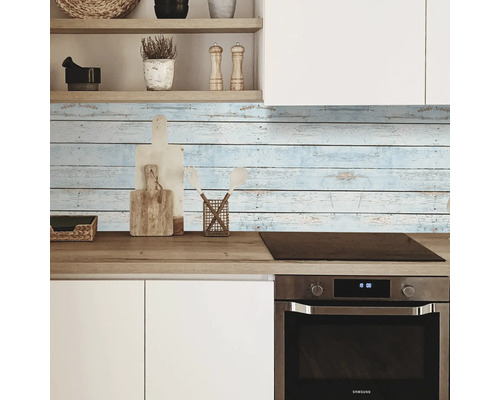 Kuchyňská scéna s ochranou proti stříkající vodě ve vzhledu dřeva, kuchyňským náčiním a spotřebiči