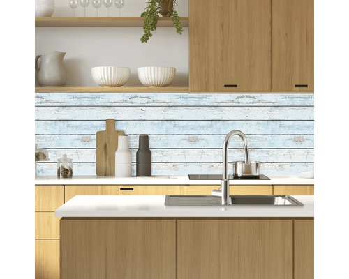 Kuchyňská scéna s dřezem, vodovodní baterií a dřevěnou zadní stěnou