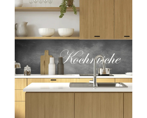 Kuchyňská zástěna se vzhledem tabule a nápisem Kochmische ve světlé kuchyni