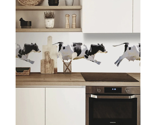 Kuchyňská scéna s kuchyňskou deskou s motivem krav