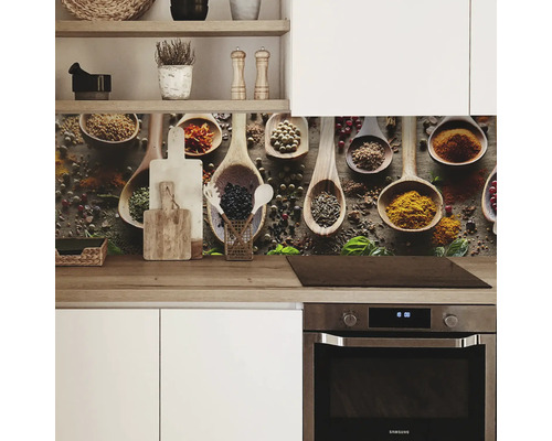 Kuchyňská zástěna s motivem koření mezi pracovní deskou a horními skříňkami