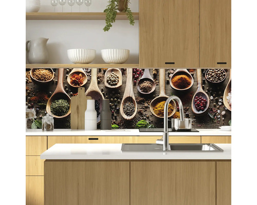 Kuchyňská zástěna s motivem koření v dřevěných lžících