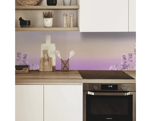 Kuchyňská scéna s dřezem, sporákem a kuchyňským náčiním před kuchyňskou linkou s motivem levandule