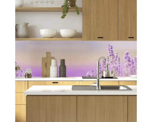 Kuchyňská scéna s dřezem, vodovodní baterií a zadní stěnou s motivem levandule