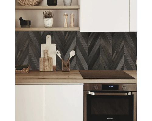 Kuchyňská scéna s dřevěnými obkladovými panely, pracovní deskou a kuchyňskými spotřebiči