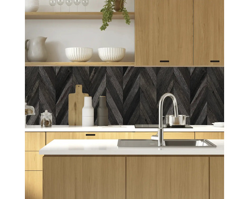 Kuchyňská scéna s dřevěnými skříněmi a pozadím se vzorem rybí kosti