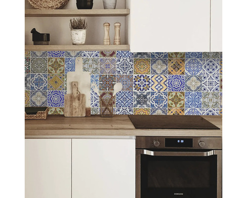 Kuchyňská scéna s obkladovými samolepkami jako ochrana proti stříkající vodě