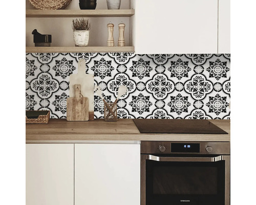 Kuchyňská scéna s dekorativními samolepkami na dlaždice nad pracovní deskou