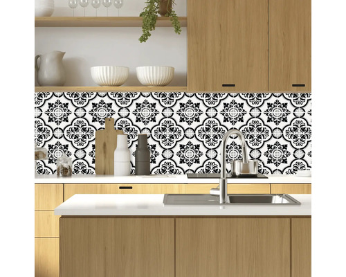 Kuchyňská scéna s obkladem se vzorem černé a bílé