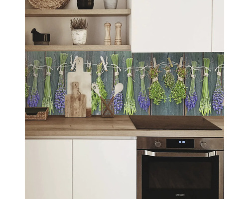 Kuchyňská zástěna s motivem bylin nad varnou deskou