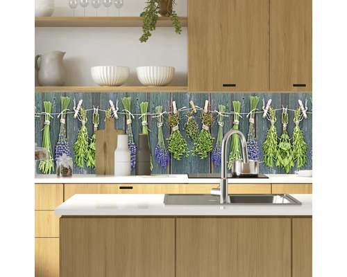 Kuchyňská zástěna s motivem bylinek v moderní kuchyni
