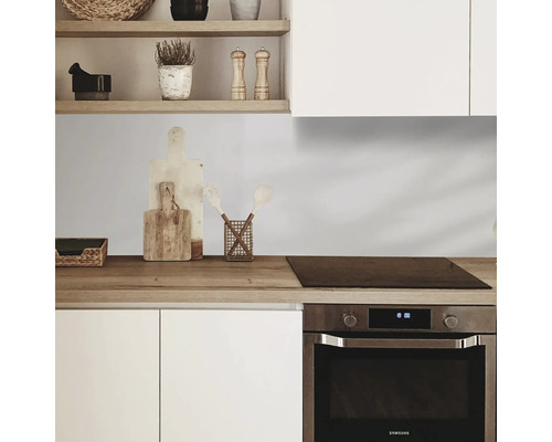 Kuchyňská scéna s pracovní deskou, varnou deskou a troubou