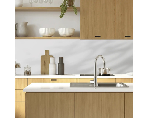 Kuchyňská scéna s dřezem, baterií a dřevěnými prvky