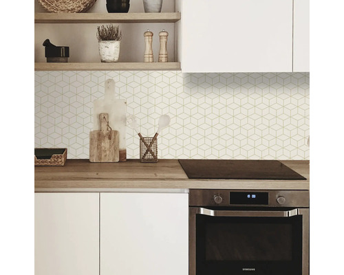 Kuchyňská scéna s geometrickými vzory dlaždic a kuchyňským náčiním