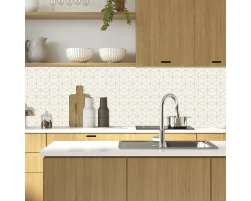 Kuchyňská scéna s dřevěnými skříňkami, umyvadlem a geometrickými nálepkami na dlaždice