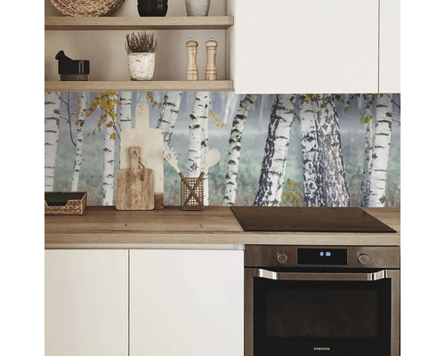 Kuchyňská scéna s bílou vestavěnou kuchyní, dřevěnou pracovní deskou a zadní stěnou s motivem březového lesa