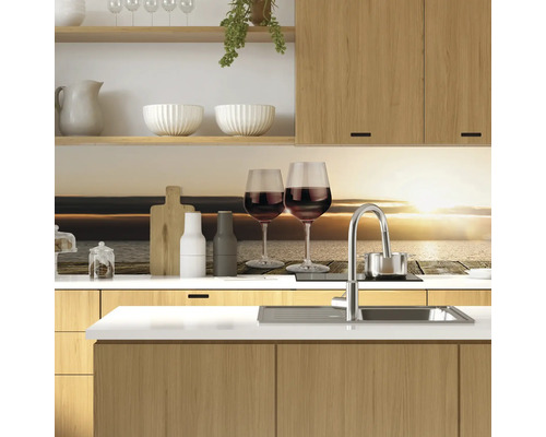 Kuchyňská scéna s dřezem, baterií, sklenicemi, nádobím a dřevěnými prvky