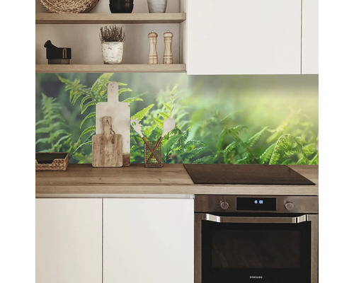 Kuchyňská zástěna s rostlinným motivem nad sporákem