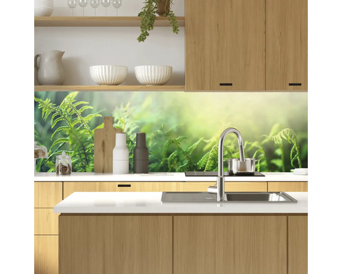 Kuchyňská zástěna s motivem rostlin v moderní kuchyni