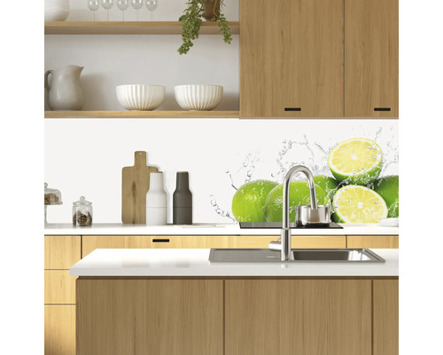 Kuchyňská zástěna s motivem limetek v moderní kuchyni