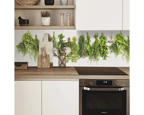 Kuchyňská scéna s visícími bylinkami jako dekorace