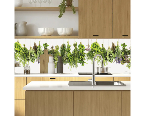 Kuchyňská scéna s nástěnným panelem s motivem bylin, dřezem a kuchyňským náčiním