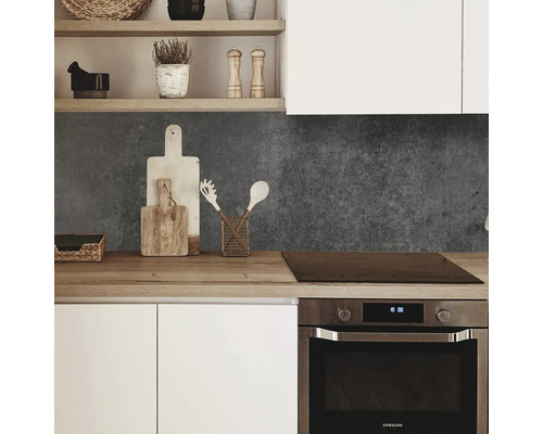 Kuchyňská scéna s bílými skříňkami, dřevěnou pracovní deskou a šedou zadní stěnou