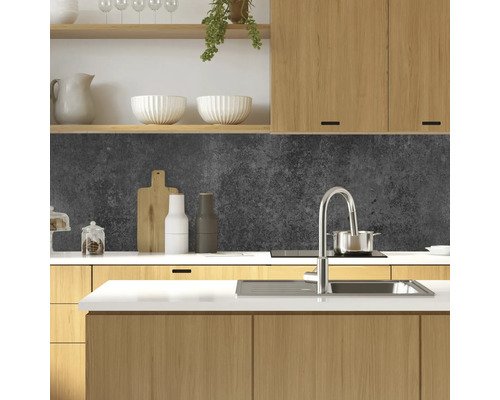 Moderní kuchyně s dřevěnými skříňkami, dřezem a kuchyňským náčiním