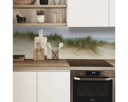 Kuchyňská zástěna s motivem dun za varnou deskou a dřezem.