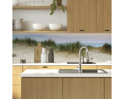 Kuchyňská linka s dřezem, varnou deskou a zadní stěnou s motivem duny