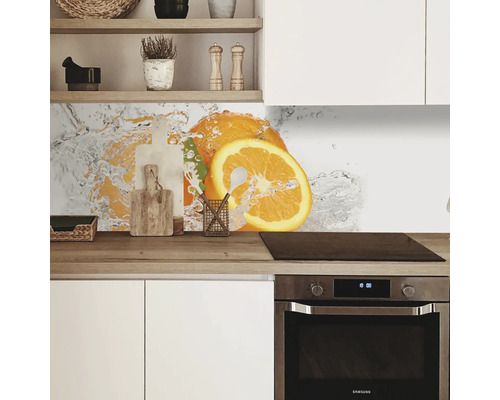 Kuchyňská zástěna s motivem pomerančů za sporákem
