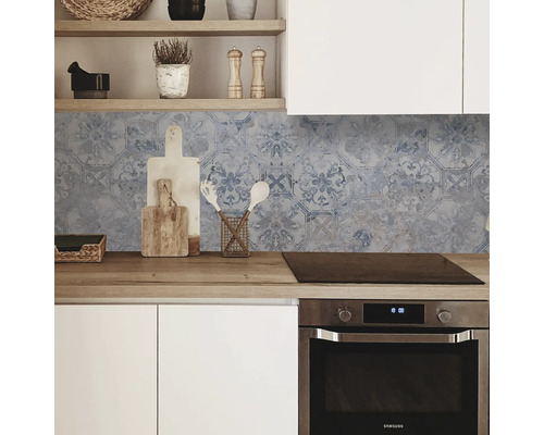 Kuchyňská zástěna s modrým vzorem dlaždic v moderní kuchyni