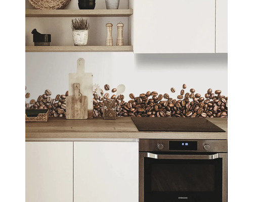 Kuchyně s nástěnnou samolepkou kávových zrn na bílém pozadí