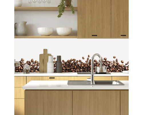 Kuchyňská scéna s kuchyňskou zástěnou se vzorem kávových zrn