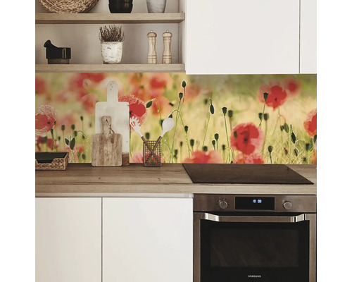 Kuchyňská scéna s nástěnným panelem s motivem vlčích máků nad pracovní deskou a sporákem