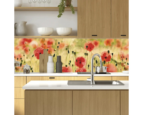 Kuchyňská scéna s kuchyňskou deskou s motivem vlčího máku