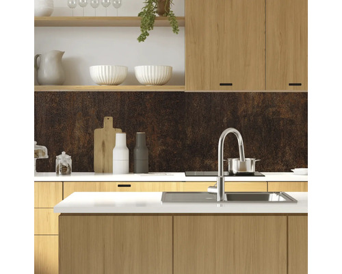 Pohled na kuchyň s dřezem, baterií, varnou deskou a kuchyňským náčiním