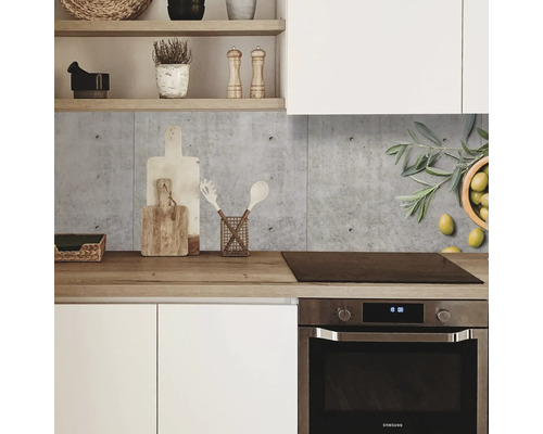 Kuchyňská scéna s betonovým pozadím, varnou deskou a kuchyňským náčiním