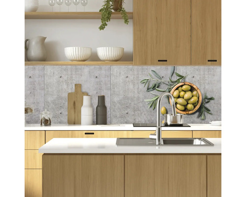 Kuchyňská scéna s betonovým pozadím, motivem oliv a dřevěnými prvky