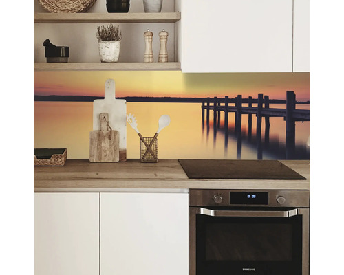 Kuchyňská scéna s kuchyňským obkladem s motivem jezera a molem